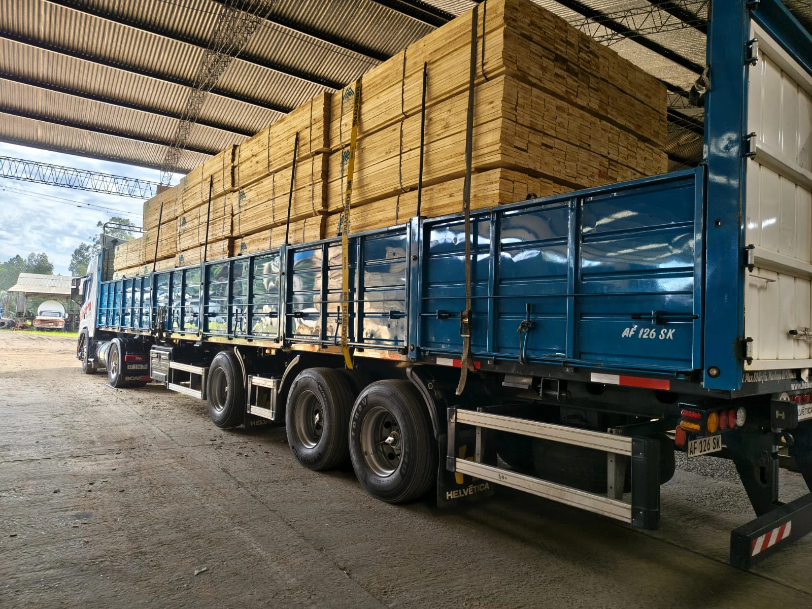Camión cargado con madera Mercopallet para despacho