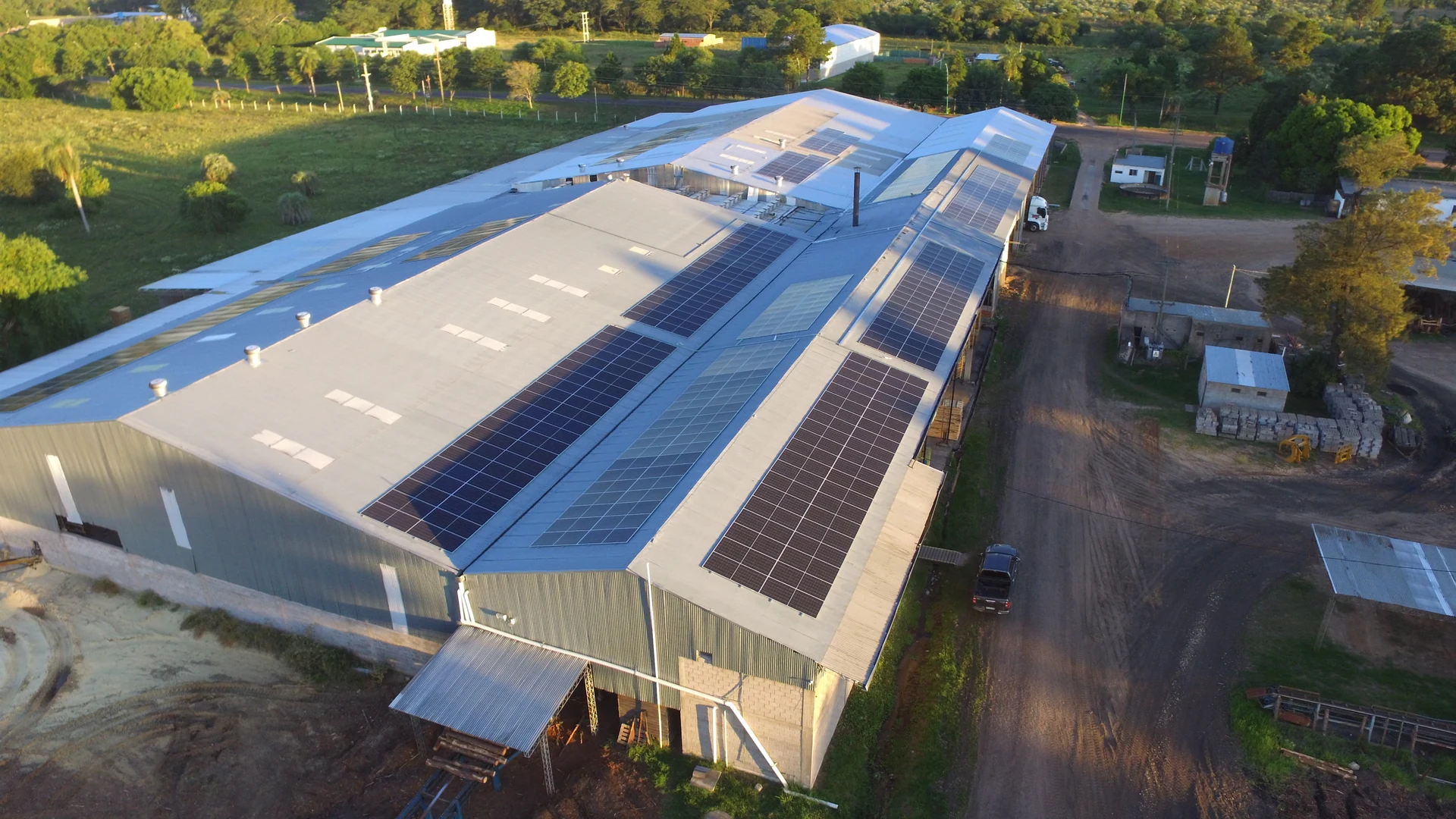 Paneles solares instalados sobre la planta de Mercopallet