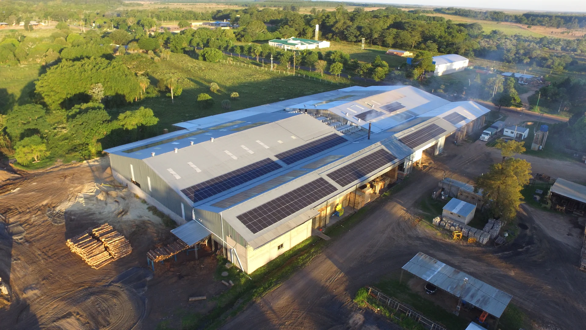 Vista aérea de la planta Mercopallet con paneles solares en Santa Rosa, Corrientes
